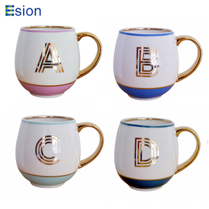 Tazza da Caffè in Ceramica <span class=keywords><strong>con</strong></span> Lettere Dorate all'Ingrosso, <span class=keywords><strong>Tazze</strong></span> Latte in Ceramica a Forma di Pancetta, Tazza Personalizzata <span class=keywords><strong>con</strong></span> Iniziali e Manico Dorato - Product Image 1