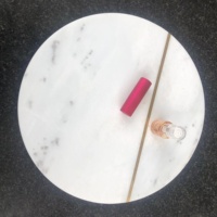 Planche à découper ronde en marbre blanc naturel, faite à la main, plateau de service pour charcuterie, fruits et pain avec ruban en cuivre – Nouveauté 2026, Vente Flash