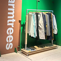 Porte-vêtements en contreplaqué marin personnalisé, présentoir de vêtements pour magasin de détail et usage domestique avec roulettes