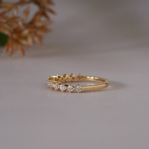 Bague élégante en or demi-éternité avec pierres rondes scintillantes transparentes, design classique de luxe pour femme, idéale pour les soirées et comme cadeau. - Product Image 6
