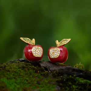 Boucles d'oreilles tendance en forme de pomme, émail rouge, plaqué or, détail cristal, acier inoxydable 316L, design durable - Product Image 3