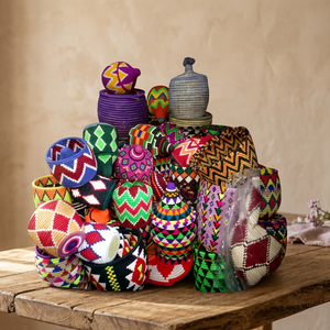 Panier artisanal en bambou tressé fait main, écologique, avec doublure en paille, motifs géométriques colorés, art populaire, matériaux naturels pour la maison - Product Image 5