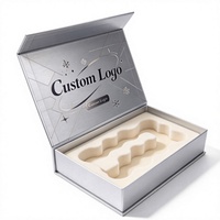 Boîte cadeau personnalisée avec logo, fermeture magnétique argentée, impression sur le couvercle intérieur et motif flocon de neige en ligne noire pour emballage de vente au détail