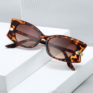 Gafas de Sol de Moda Retro 2025 con Logotipo Personalizado, Gafas de Sol de Aleación con Forma de Ojo de Gato y Protección UV400 para Mujer - Product Image 4