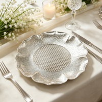 Assiettes de présentation classiques en plastique PP, élégantes et durables, en forme de pétale argenté, à double motif gaufré, pour événements, entreprises et hôtels, achat en gros