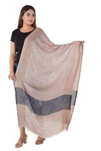 Écharpe en laine tissée élégante et légère pour femme, avec un tissu doux, un design long et enveloppant, et un confort optimal pour la superposition. - Product Image 2