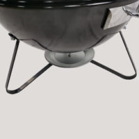 Barbecue portable moderne au charbon de bois avec couvercle en fonte émaillée, grille et ventilation réglable pour balcon et pique-nique
