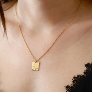 Collier pendentif rectangulaire personnalisé gravé « Dieu est en elle, elle ne tombera pas » – Bijoux chrétiens – Prix d'usine - Product Image 3