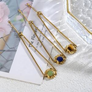 Pulseras de Acero Inoxidable para Mujer, Chapadas en Oro de 18K, con Dijes de Aventurina Verde en Forma de Bola, Hipoalergénicas, Cadena Gruesa - Product Image 1