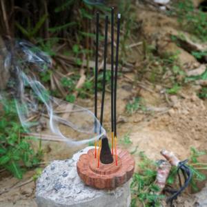 Quemador de Incienso de Madera Tallado a Mano de Primera Calidad con Diseño Floral |   Difusor de Aroma de Larga Duración Sin Alcohol, Varilla Difusora de Aroma, Bobina de Bakhoor |   Mubkhar - Product Image 2