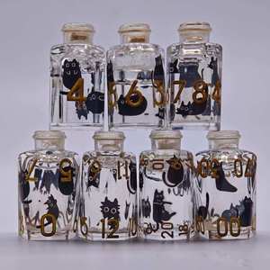 Maßgefertigte Flüssigkern-Würfel/Zweifarbige/Glitzer-Schimmer-Würfel in Würfelförmiger Flasche Polyedrisches Harz-Würfelset - Product Image 1