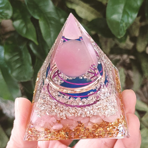 Pyramide en résine époxy avec cristaux, ornement de bureau, décoration d'aquarium, cadeau, nouveau cristal rose œil de chat - Product Image 2