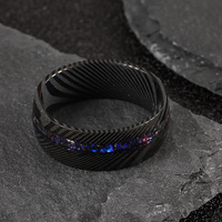 Bague en acier damas noir plaqué IP de 8 mm avec motifs gravés, incrustation d'opale bleue et de météorite, bague damas pour homme