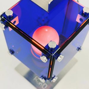 Lampe de bureau moderne en acrylique bleu électrique avec design géométrique et support en métal pour la décoration de la chambre et du bureau à domicile - Product Image 5
