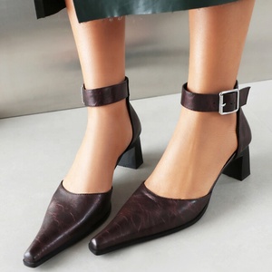 Sandales d'été à talons carrés courts de 7 cm pour femmes, avec boucles à la cheville et découpes, escarpins confortables pour le bureau - Product Image 5