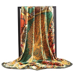 Écharpe en soie crème personnalisée avec imprimé de panier de fleurs colorées et de papillons bleus pour femme, accessoire de mode de luxe - Product Image 3