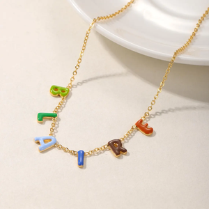 Collana con Lettere Smaltate Colorate Personalizzabile con Parole come Mamma, Amore, Fede, Logo Famiglia in Acciaio Inossidabile Ipoallergenico - Product Image 1