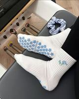 Chaussettes de Pilates antidérapantes POPSOX Premium Crew en tricot avec logo personnalisé, semelle en caoutchouc antidérapante, en Spandex/Nylon/Coton doux pour femmes