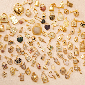 Nuevo Collar de Moda para Mujer con Colgante de Medallón de Oro y Dijes de Candado Llave y Corazón con Diamantes de Cristal Incrustados - Product Image 1