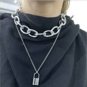 Collar de moda con colgante en forma de candado de aleación de zinc, cadena multicapa, color oro y plata, estilo urbano geométrico. - Product Image 2