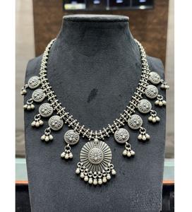 Collar con Dije Plateado de Lujo para Mujer, Listo para Bodas, Acabado Liso y Elegante para Cualquier Atuendo - Product Image 3