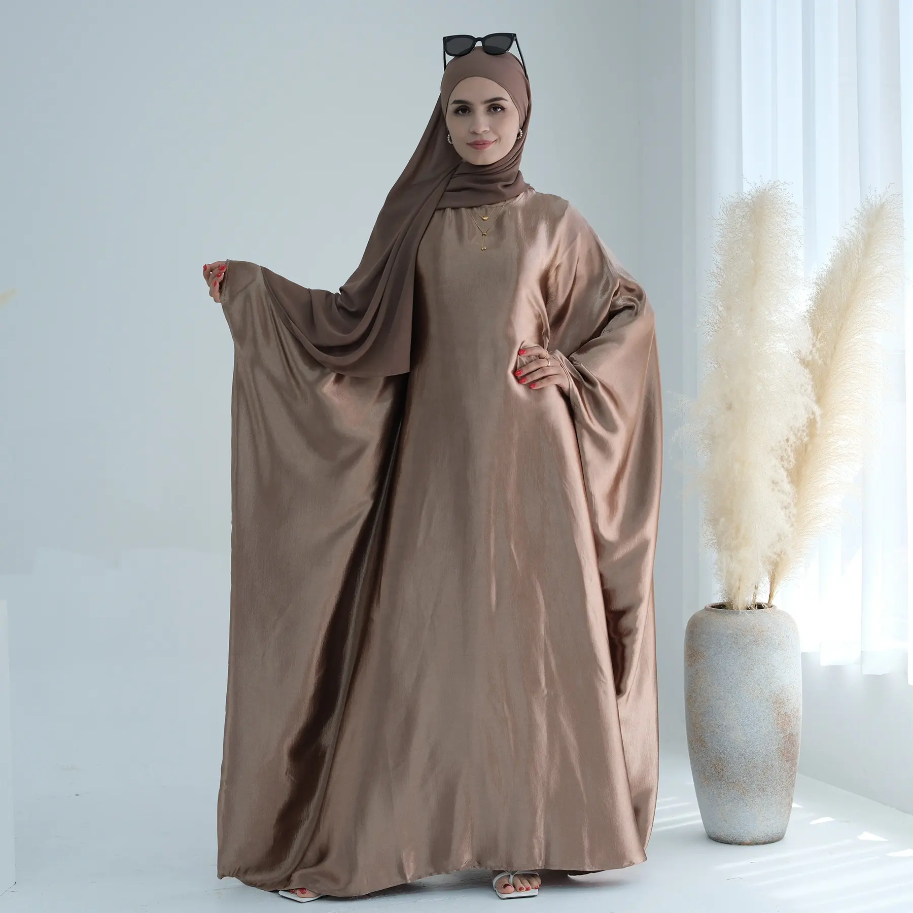 Loriya Hot Selling Fashion Elegant Satin Dubai Kaftan Dresses with Tie Belt Islamic Clothing Kaftan Butterfly Abaya