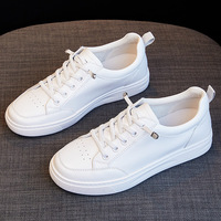 Baskets basses décontractées blanches pour femmes avec œillets métalliques décoratifs, à lacets, respirantes, légères et confortables pour la marche