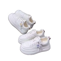 Chaussures plateforme tendance à lacets avec breloque fleurie pour femme, semelle épaisse blanche antidérapante pour la marche quotidienne décontractée