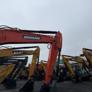 Excavatrice sur chenilles Doosan DX225 DX225LC d'occasion, peu d'heures de fonctionnement, peinture d'origine, 22 tonnes, pour la construction - Product Image 3