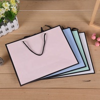 Toptan özel geri dönüşümlü beyaz karton kağıt torbalar laminasyon için butik alışveriş giysi ayakkabı hediye ambalaj halat logosu