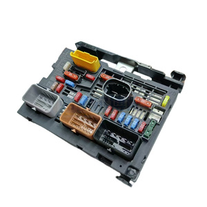 Boîtier à fusibles Peugeot Citroën 9807028780 pour 307 308 407 408 C4 Pièce de rechange - Product Image 1