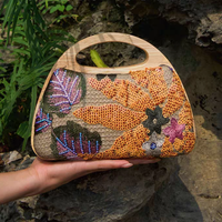 Sac à main en bois avec broderie perlée faite à la main |   Sac à main de soirée vintage de luxe à sequins floraux avec chaînes de perles légères