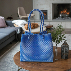 Vente en gros de sacs à main premium écologiques pour femmes, tissage unique à partir de plastique recyclé, vêtements haut de gamme - Product Image 3