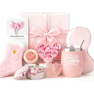 Set de Regalo Lunaire Rosa para el Cuidado Personal de la Mujer, Caja de Regalo de Spa y Relajación con Vaso, Regalo para Damas de Honor, Regalo de Agradecimiento - Product Image 1