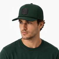 Casquette à cinq panneaux avec visière incurvée, garniture en cordon perforé découpé au laser vert chasseur, patch hexagonal et logo personnalisé, pour la cueillette sauvage