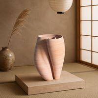 Vase en céramique moderne, silhouette irrégulière inspirée du corail, arrangements floraux élégants, décoration minimaliste créative pour la maison