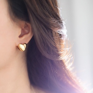 ต่างหูแบบติดหูรูปหัวใจขัดเงาสองด้าน ดีไซน์เรียบหรู ทำจากสแตนเลสชุบทอง 18k สำหรับสาวๆ - Product Image 2