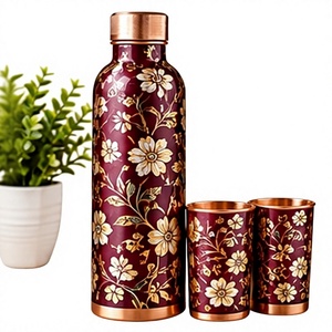 Botella de Agua de Cobre con Diseño Floral Marrón y 2 Tazas con Grabado Dorado, Juego de Bebidas Ecológico - Product Image 1