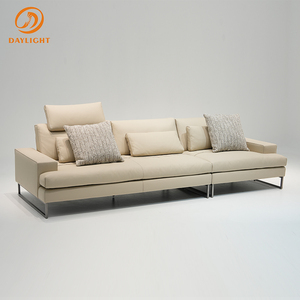 Sofá de Cuero Beige con Líneas Limpias, Base de Metal Plateado y Cojines Decorativos Tejidos, Comodidad Contemporánea para el Hogar y la Oficina - Product Image 1
