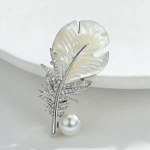 Broche en plumes de haute qualité en gros, plaquée or/argent, avec coquillage naturel et perle blanche, épingle en métal en forme de feuille - Product Image 4