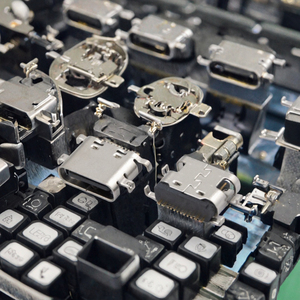 Conector USB Tipo C 2.0 Hembra de Alta Calidad USB4505-03-0-A USB-20C-F-01C10, 16 Pines, Montaje Medio SMT, Offset de 1.0 mm, 24V - Product Image 2