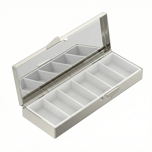 Boîte à pilules rectangulaire classique à 7 compartiments en métal avec insert en ABS, finition argentée électrolytique, fermeture à bouton-poussoir et miroir, modèle 3x8 - Product Image 4