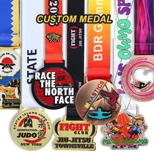Medallas deportivas personalizadas de metal, aleación de zinc con acabado en esmalte para maratones y eventos de trail running. - Product Image 1