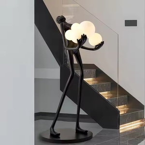 Moderne menschliche Kunst Skulptur Ball Holding Stehlampe, Hotel Ausstellungs halle Kreative menschliche Figur Lion Design Stehle uchte