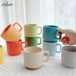 แก้วกาแฟเซรามิคแบบวินเทจ ลายนูน ลายเส้นแนวตั้ง  แบบซ้อนได้ เป็นมิตรกับสิ่งแวดล้อม ใช้กับเครื่องล้างจานและไมโครเวฟได้  ผิวด้าน ปรับแต่งได้ - Product Image 1