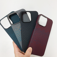 Étui de luxe en fibre d'aramide compatible avec la charge magnétique sans fil pour iPhone 15 Plus 15 Pro Max, motif ondulé rouge tendance
