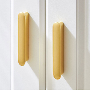 Tiradores de latón dorados para armarios y cajones, diseño simétrico para puertas de muebles, herrajes para gabinetes de cocina y vestidores. - Product Image 6