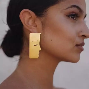 Orecchini a Forma di Bacio Personalizzati, Grandi Orecchini a Perno Dorati, Gioielli Geometrici da Donna, Accessorio per San Valentino - Product Image 6