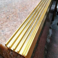 Marches d'escalier en laiton avec joints antidérapants, bandes décoratives en laiton incrustées, processus de découpe/soudage/pliage