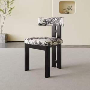 Sedia da pranzo moderna in legno massello imbottita stile Navia per visitatori, sedia da pranzo laterale in pelle dal design nordico per ristoranti - Product Image 2